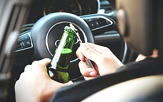 Alkohol i brawura główną przyczyną przewinień młodych kierowców Alkohol i brawura główną przyczyną przewinień młodych kierowców